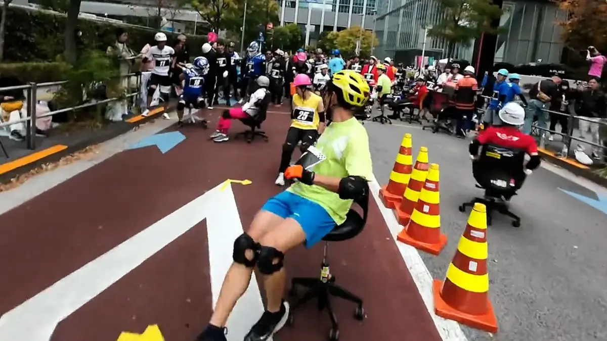 سباق كراسي المكاتب في اليابان.. متعة بسيطة تتحوّل إلى منافسة قوية