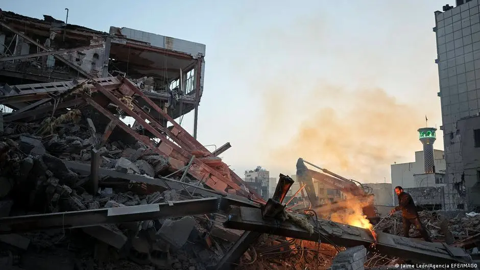 الجيش الإسرائيلي يعلن قصف عشرات المنشآت العسكرية في طهران