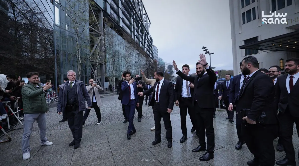 الرئيس الشرع يحيي أبناء الجالية السورية في ألمانيا الذين تجمعوا أمام فندق ريتز كارلتون ببرلين