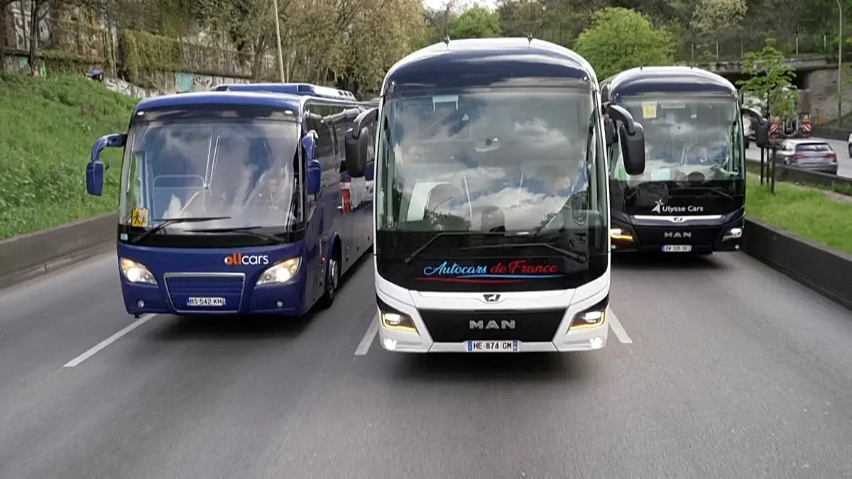 فيديو. تحرك احتجاجي لسائقي الشاحنات على الطريق الدائري في باريس: مطالب بدعم أسعار الوقود