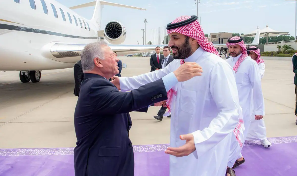 ملك الأردن يصل إلى جدة وولي العهد السعودي في مقدمة مستقبليه