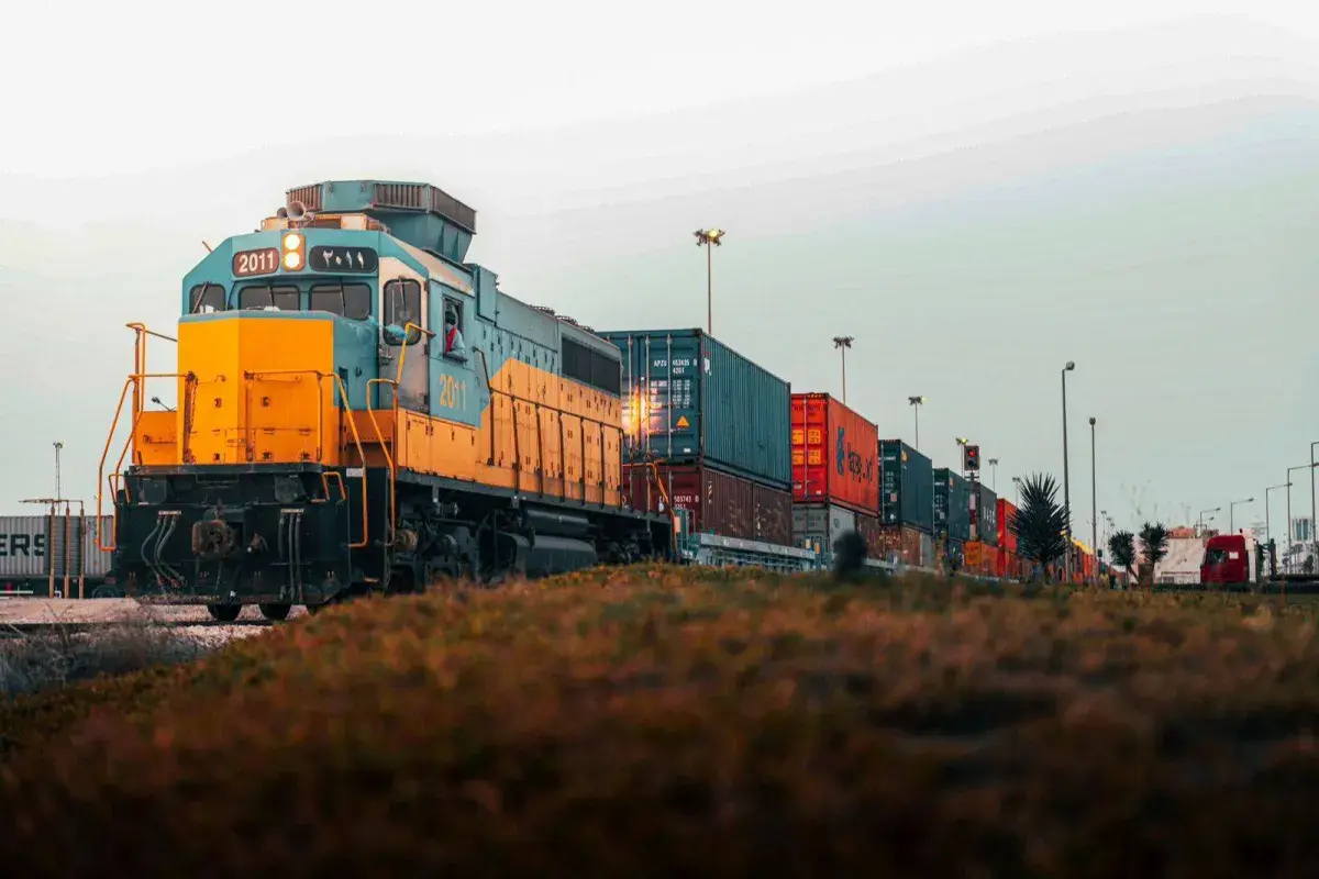 «النقل البري» السعودي يحتوي صدمات الإمداد ويؤمّن 60 % من العجز