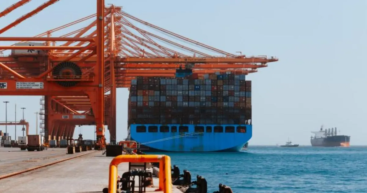 نيران في ميناء صلالة.. هل تحترق أوراق "الدبلوماسية الهادئة"؟