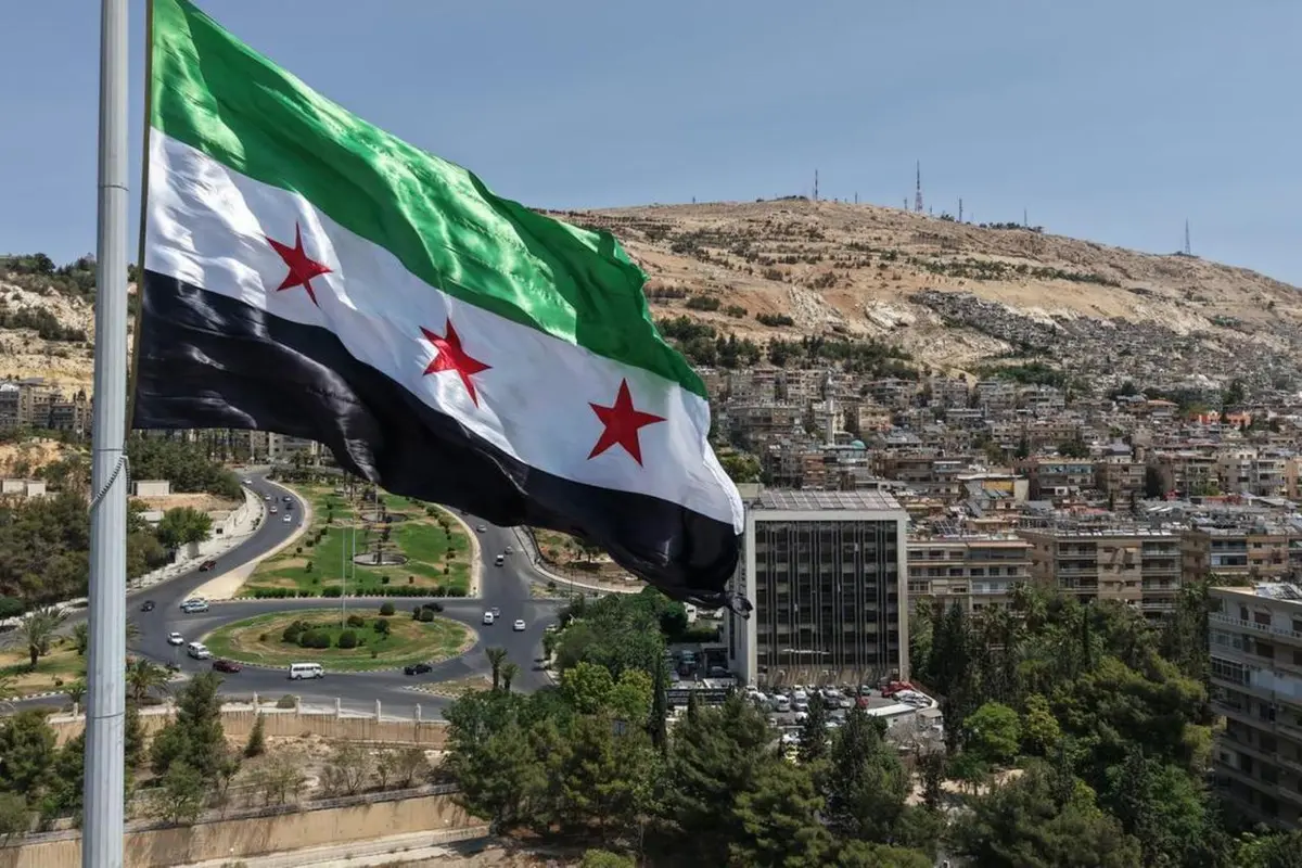 سوريا.. اعتقال أحد ضباط نظام الأسد ونقله إلى دمشق للتحقيق (صورة)