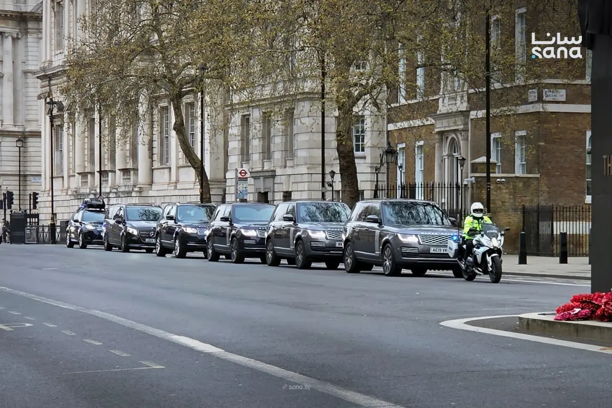 مشاهد لوصول موكب رئيس الجمهورية العربية السورية أحمد الشرع إلى مقر رئاسة الوزراء البريطانية