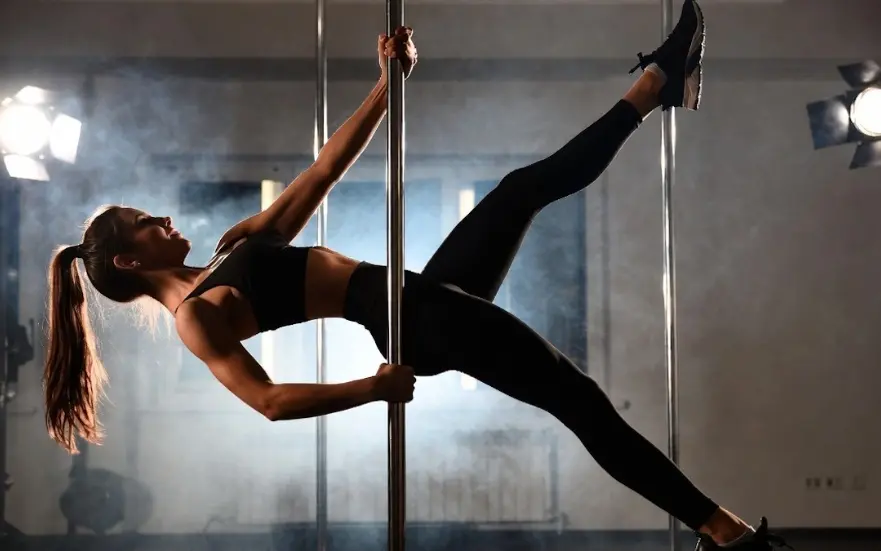 استبعاد فريق روسي من بطولة الرقص على العمود في إسبانيا بسبب لافتة مثيرة للجدل