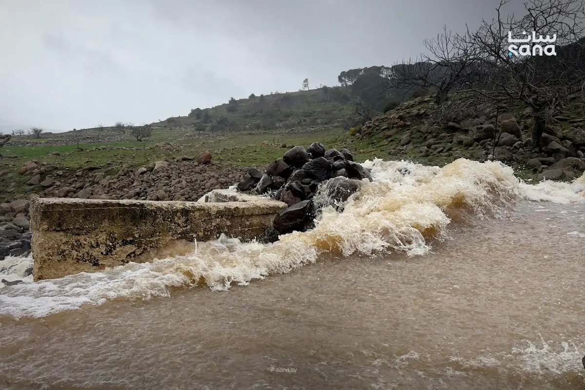 اندفاع مفاجئ لكميات كبيرة من المياه عبر الأودية بالقرب من بلدة جباتا الخشب في ريف القنيطرة