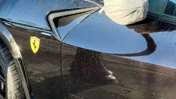 مالكو السيارات الفاخرة يعطون المرايات بالأكياس.. ما القصة؟