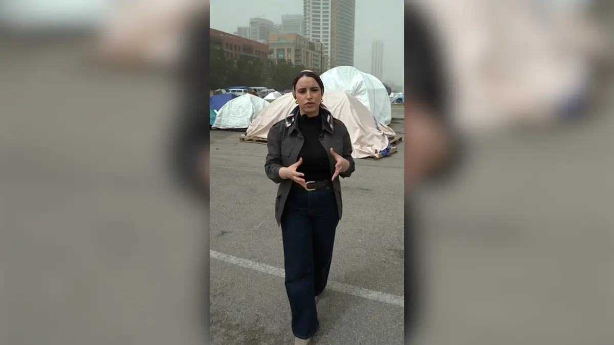 كاميرا CNN توثق رد فعل نازحين لبنانيين داخل أحد المخيمات في بيروت