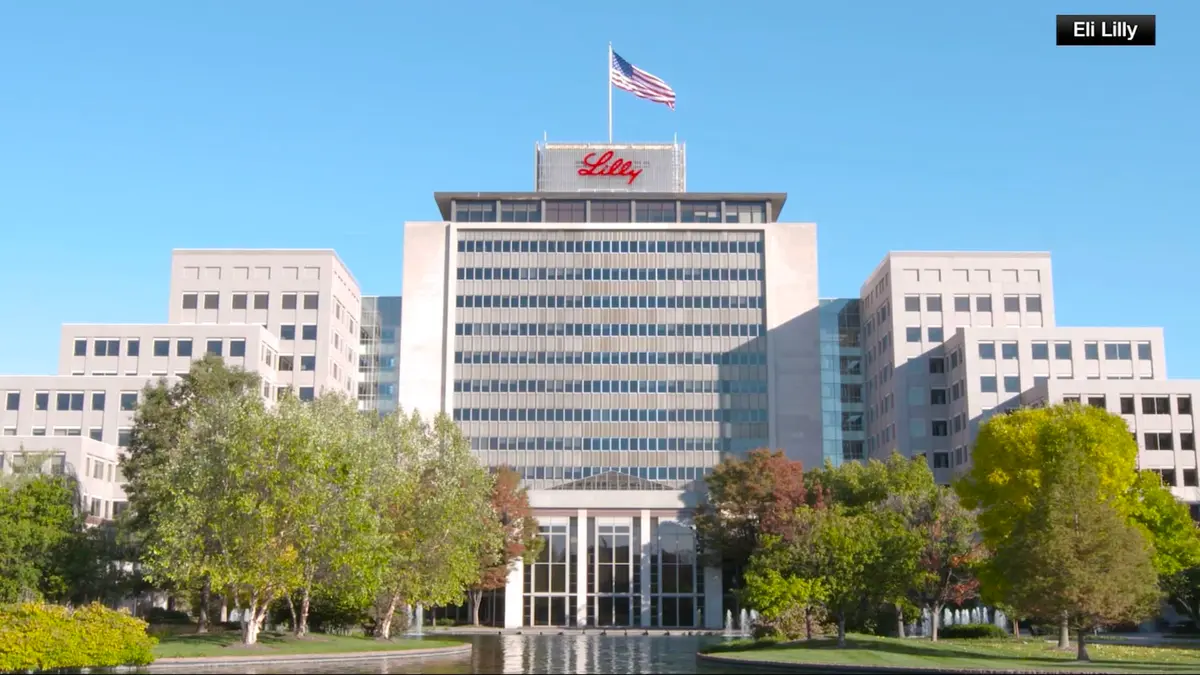 كيف تستخدم شركة أدوية عملاقة الذكاء الاصطناعي في تطوير الأدوية؟