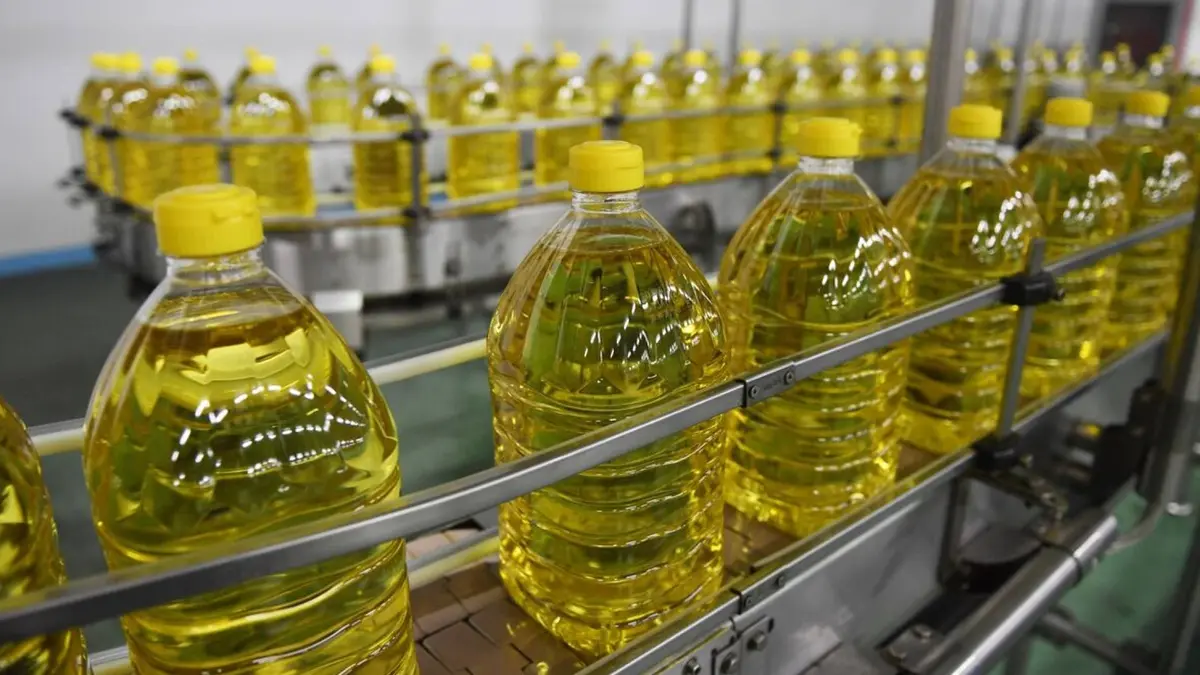 تجار يرفعون أسعار زيوت الطعام والحكومة تؤكد متابعتها