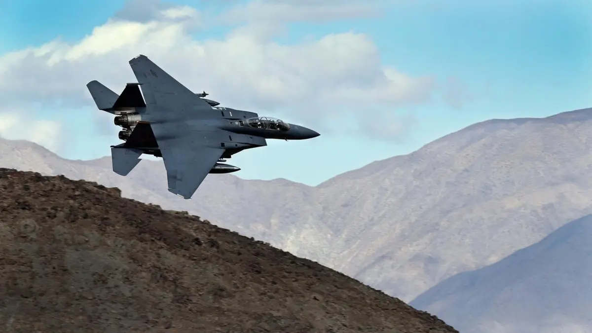 "أختبئ وأبحث عن الماء"... خبير عسكري يتخيل سبل نجاة الطيار الأمريكي المفقود في إيران