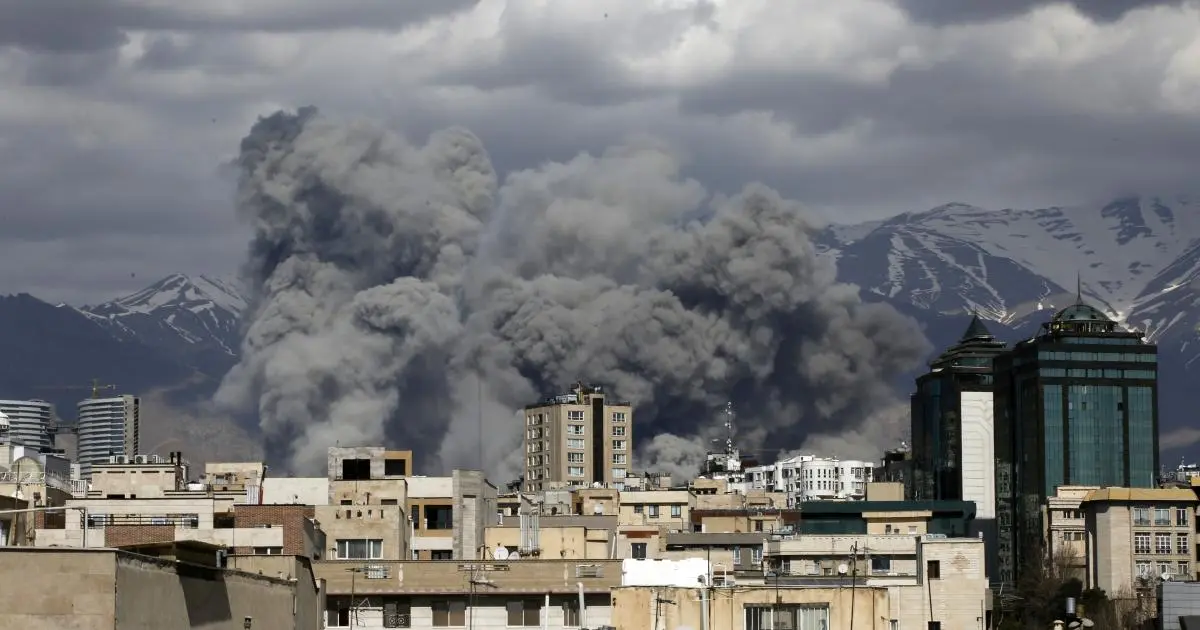 ضربات جوية على طهران وشظايا صواريخ داخل "إسرائيل"