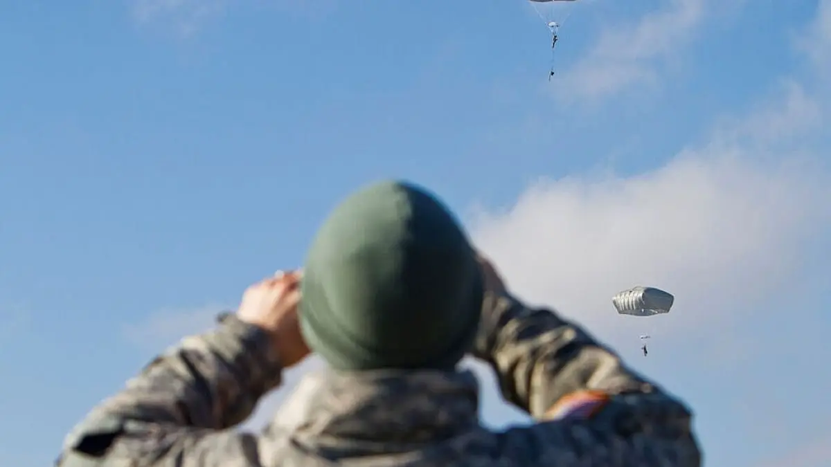 حين يسقط الطيار خلف خطوط العدو.. كيف تبدأ معركة البقاء؟