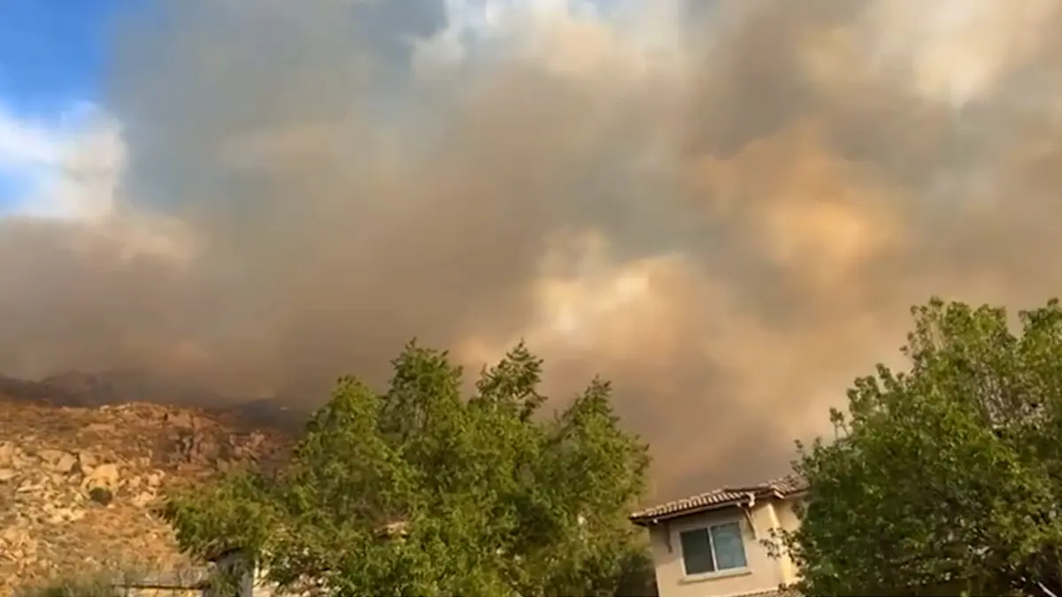 أوامر بالإخلاء في كاليفورنيا.. فرق الإطفاء تكافح حريقًا سريع الانتشار