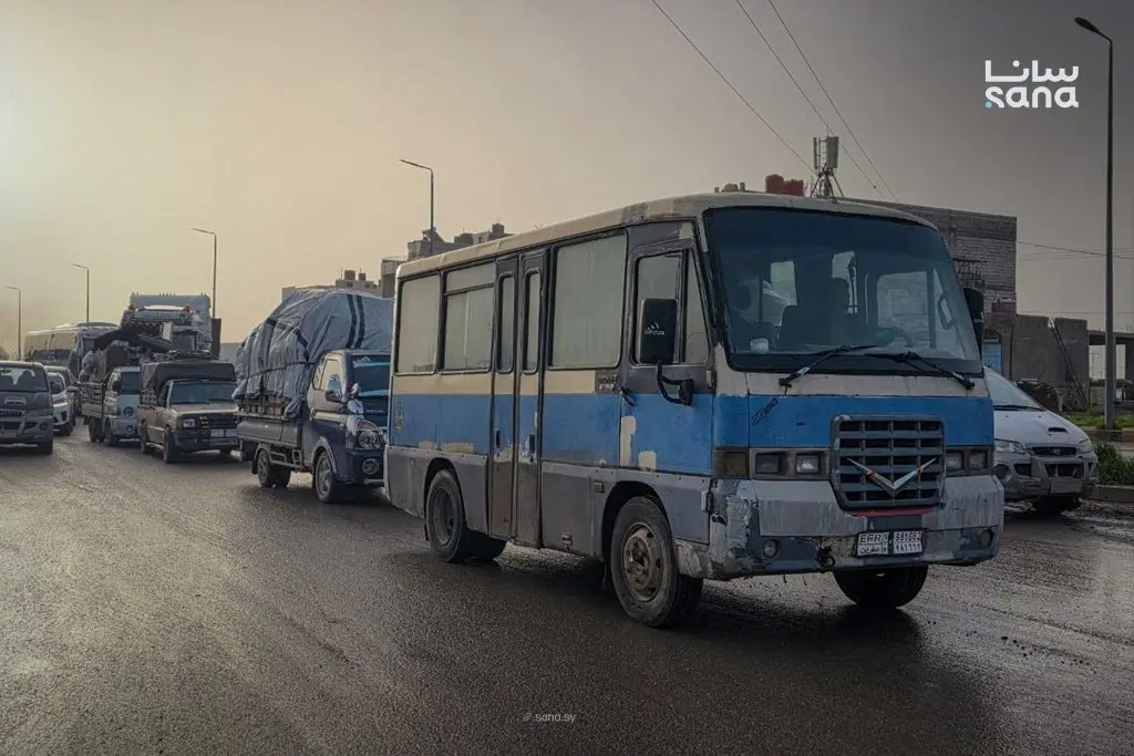 وصول قافلة تضم نحو 200 عائلة إلى تل تمر شمال الحسكة قادمة من القامشلي لتكمل طريقها إلى عفرين