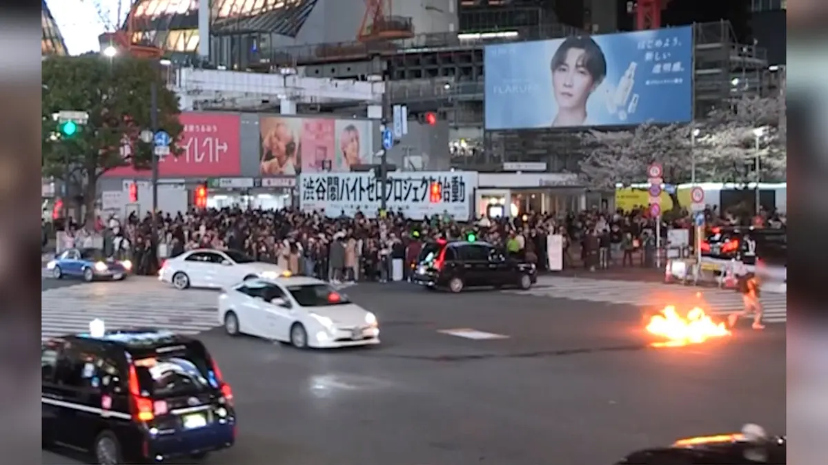 رجل يشعل النار في شارع شهير بطوكيو.. وفيديو يُظهر اللحظة