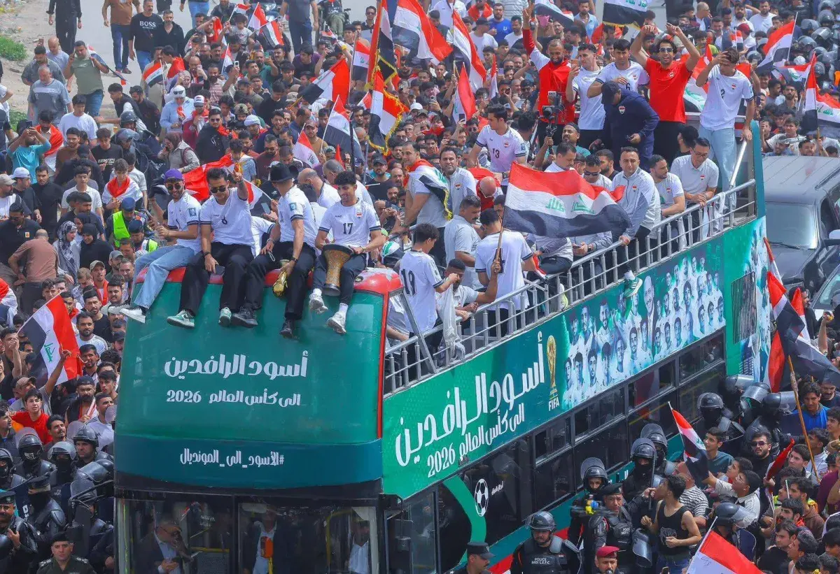 حافلة مكشوفة تجوب شوارع بغداد احتفالاً بتأهل منتخب العراق للمونديال التاريخي