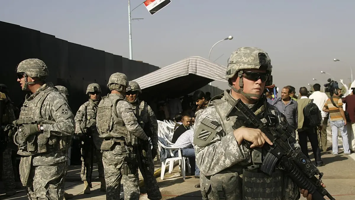 "تشعر كأنك فريسة".. شهادة أمريكي أُسقطت مروحيته في العراق تعود مع لغز الطيار المفقود في إيران