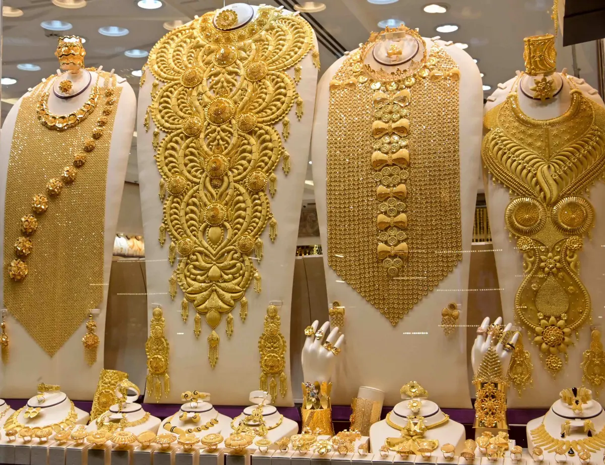 هدوء حذر في سوق الذهب بمصر.. عيار 21 يستقر عند 7165 جنيهًا