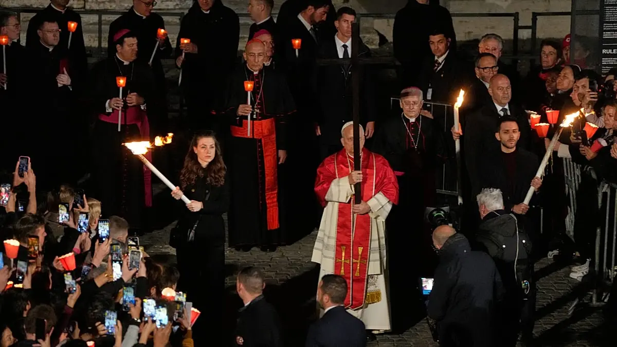 فيديو. البابا ليو الرابع عشر يختتم درب الصليب كاملاً في الكولوسيوم بنداء من أجل السلام في الجمعة العظيمة