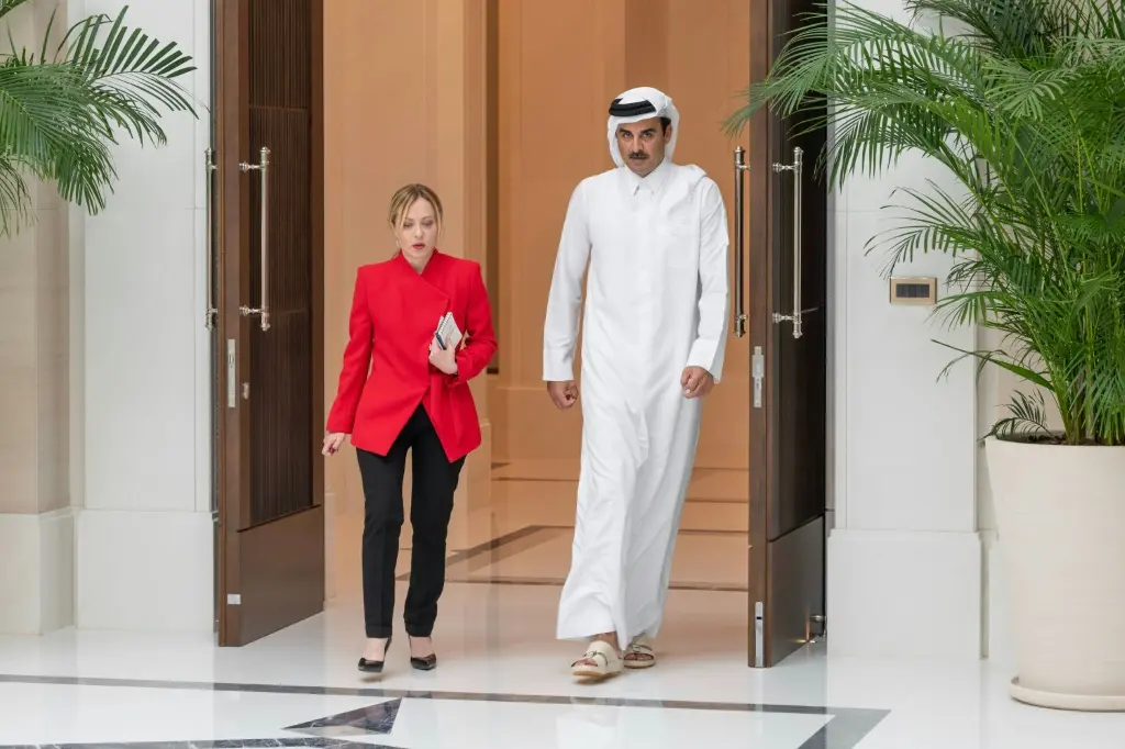 استقبلها في الدوحة.. أمير قطر يناقش مع ميلوني أزمة الطاقة