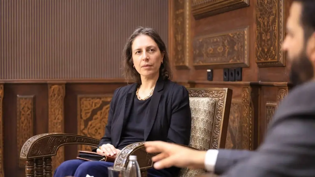 المبعوثة البريطانية إلى سوريا : زيارة الشرع إلى لندن محطة مفصلية في العلاقات بين البلدين – عكس السير