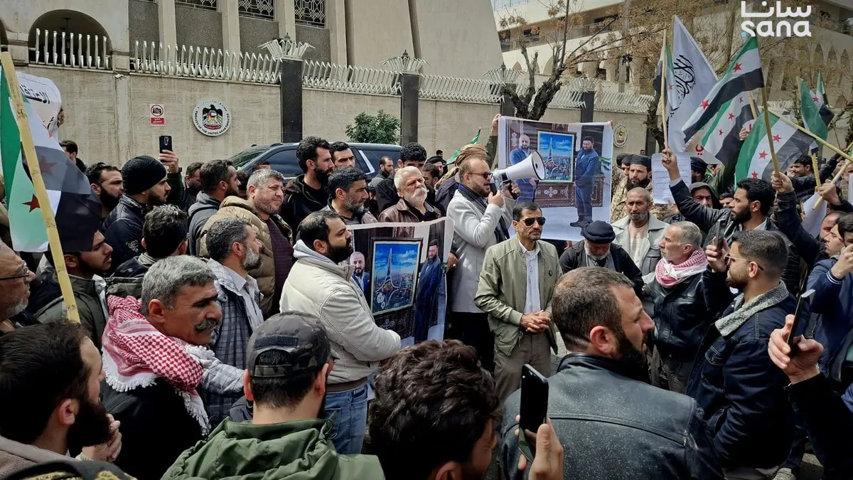 الإمارات تصدر بيانا بعد تعرض سفارتها في دمشق لاعتداءات