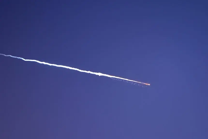 الإمارات تتعامل مع صواريخ ومسيرات إيرانية