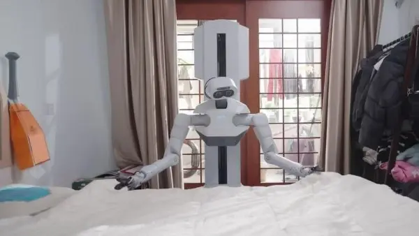 من ترتيب السرير إلى تحضير الإفطار.. روبوت صيني يقوم بكل مهامك المنزلية