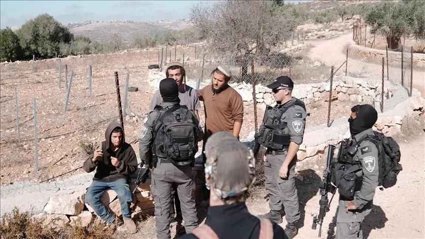 إصابة 5 فلسطينيين جراء اعتداء مستوطنين عليهم بالضفة الغربية